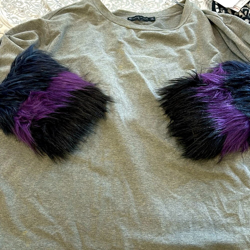 Cute, furry, armed fashion to figure sweatshirt top